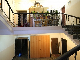бежевые шкафы на площадках между этажами с бетонными лестничными пролетами и металлическими перилами в 9 подъезде на Красноказарменной