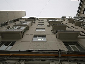 вид на жилое здание с расписными стенами снизу