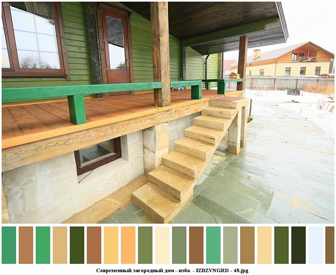 деревянные ступени узкой лестницы на открытую деревянную террасу зеленого деревянного дома с большим участком