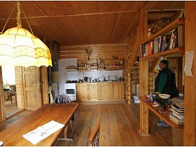 общий вид гостиной, совмещенной с кухней на деревянной даче музыканта