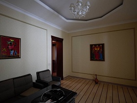 яркие картины на светлых стенах комнаты