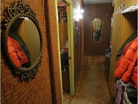 белый потолок, коричневый пеноплен на стенах, паркет на полу узкой прихожей квартиры панельного дома  СССР 80-89 гг стиля