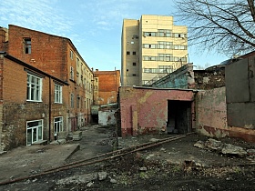 Старинный двор фабрики въезд в ангар
