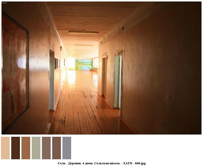 длинный школьный коридор с коричневыми деревянными полами и картинами на бежевых стенах
