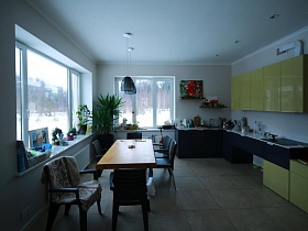 большие окна в светлой просторной кухне загородного дома