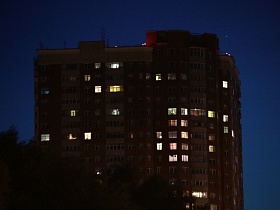 вид на современный многоэтажный двухцветный панельный дом под звездным небом по улице Крылатские Холмы