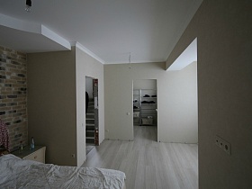 комната с недостроенными частями интерьера на этаже доме с яркой кухней для съемок кино