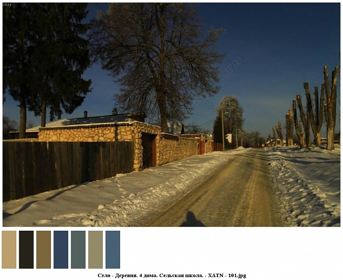 сельская дорога, расчищенная от снега пролегает мимо дома с добротным забором и гаражом, выложенные диким камнем по одну сторону и рядом деревьев со спиленными верхушками