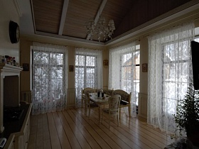 деревянный пол в просторной светлой кухне особняка