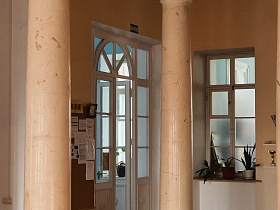 Старинная дверь в усадьбе из зала