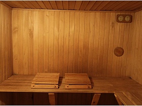 деревянные полки и подголовники в бане на даче СССР