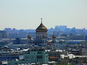 Вид на Храм Христа Спасителя с крыши задния в центре Москвы
