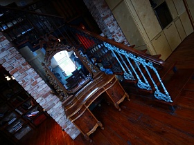 красивое старинное трюмо у винтажной лестницы