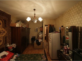 общий вид прихламленной спальной комнаты с большим полированным шкафом для одежды,многочисленными коробками, трюмо, кроватями квартиры бабушки и деда 80-89 гг стиля