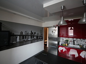 плоский черный телевизор на белой стене кухни с большой картиной с изображением подвесного моста стильной двухкомнатной квартиры