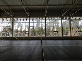 Огромное окнов теннисном корте СССР