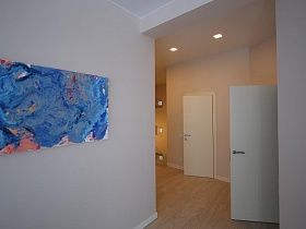 абстрактная картина в синем цвете на стене гостиной