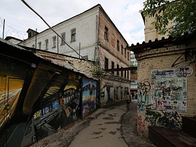 Граффити на стене гаража в темном переулке