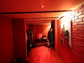 длинный коридор в красном цвете