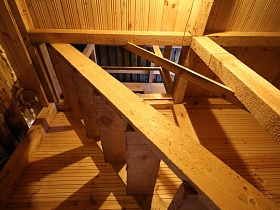 добротная деревянная лестница ведет под крышу дома классической дачи