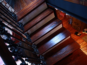 ступени из красного дерева на красивой винтажной лестнице