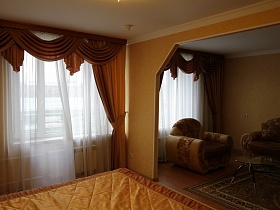 красивые коричневые шторы на окнах в отдельных зонах гостиницы