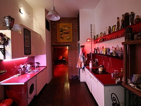 кирпичная разделяющая стена с дверным проемом между кухней и длинным коридором