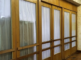 Прозрачные деревянные двери в доме культуры СССР