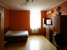 белая гардина на окне яркой спальни в трехкомнатной квартиры №16