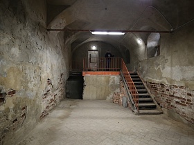 Камера в подземелье, лестница, оконце