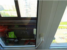 сваленные вещи на застекленном балконе трешки в панельном доме