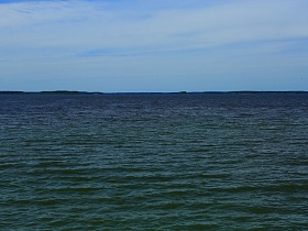 бескрайняя водная поверхность залива с мелкой рябью на воде под голубым небом для съемок кино