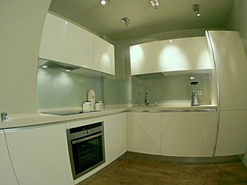 белая кухня квартиры на 22 этаже