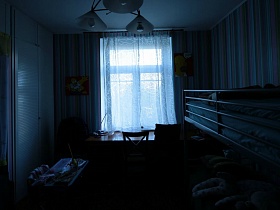 встроенный шкаф и детские яркие картинки на полосатых обоях голубой спальной комнаты в семейной трешке