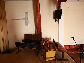 школьное пианино у стены в актовом зале