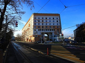 красивое архитектурное здание на пересечении Покровского бульвара с Подколокольным