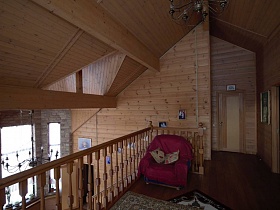 перила, стены и потолок выполнены из дерева