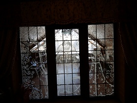 красочное оформление на стеклах входных дверей с новогодней тематикой