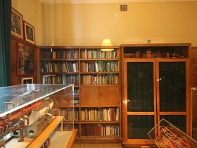 Библиотека в кабинете ученого профессора СССР