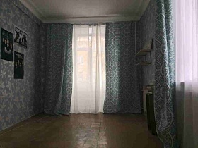 просторная спальная комната с белым потолком, коричневым линолеумом на полу, голубыми обоями на стенах и голубыми шторами на окнах кв 27