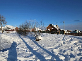 красивые современные дома деревни у пруда зимой