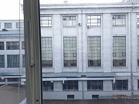 вид на белое соседнее здание с большими окнами из окна рабочего кабинета КГБ СССР для аренды для съемок кино