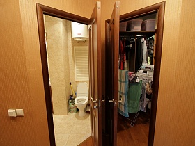 открытые двери в ванную комнату, в гардеробную современной трехкомнатной квартиры с детской комнатой