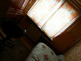 шторы с красными цветами на окне спальни дачи эпохи СССР