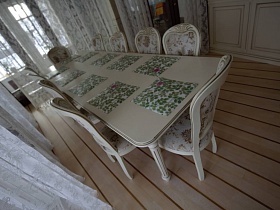 белый красивый стол с инкрустацией на 10 персон