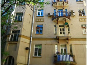 общий вид высотного дома во дворе на Долгоруковской