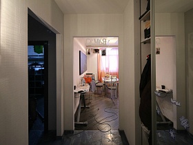 шкаф-купе с зеркальными дверцами в светлой прихожей и открытыми дверными проемами в комнаты квартиры студии молодежной семьи