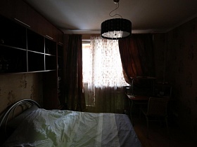 коричневые шторы на окне с балконной дверью в спальной комнате трехкомнатной актерской квартиры
