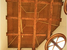 светильники в стиле хай-тек на деревянном потолке