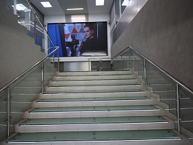 Широкая лестница с большим экраном